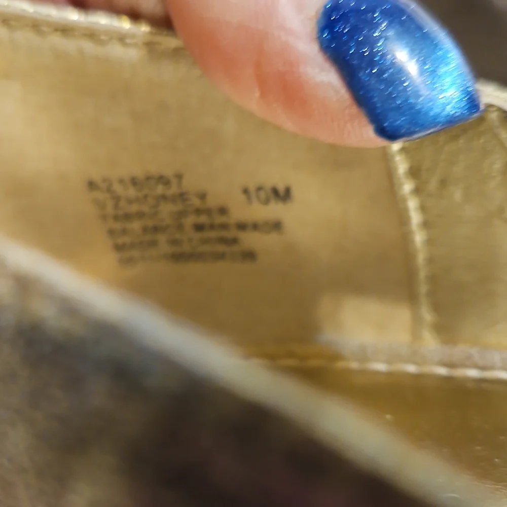 Kathy Van Zeeland Metallic Gold Heels - Picture 12 of 12